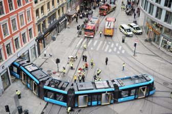 Tram deraglia a Oslo e si schianta in un negozio