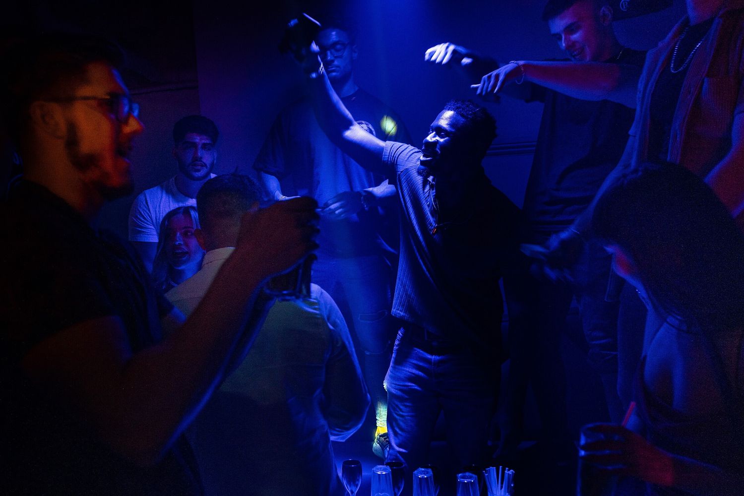 Neonata partorita in un night club e trovata morta, fermata la madre