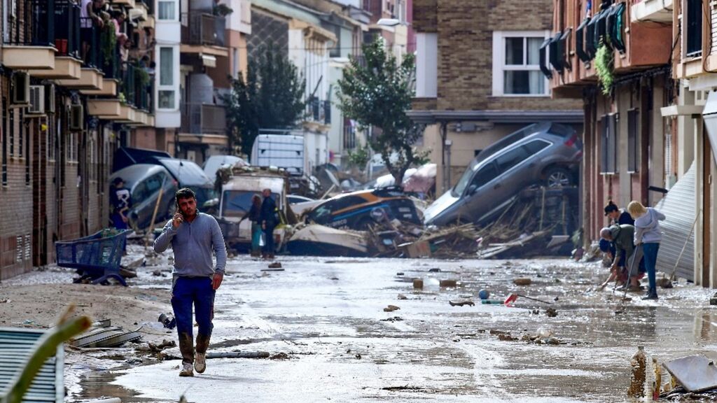 Gli effetti devastanti dell'alluvione a Valencia