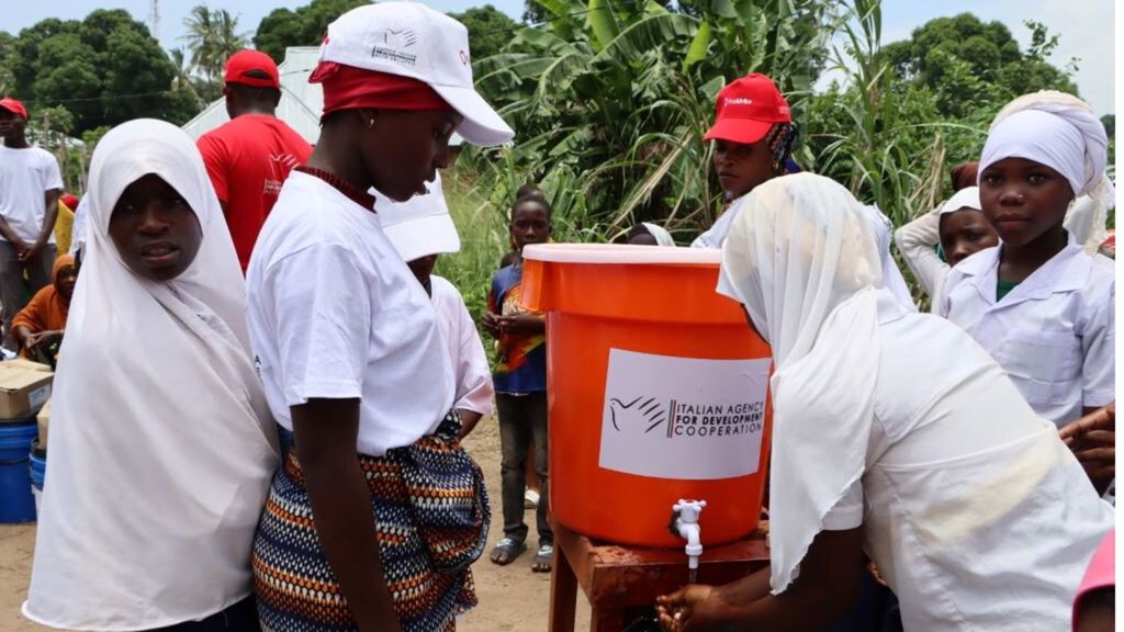 Distribution aide alimentaire et eau  par AICS au Mozambique