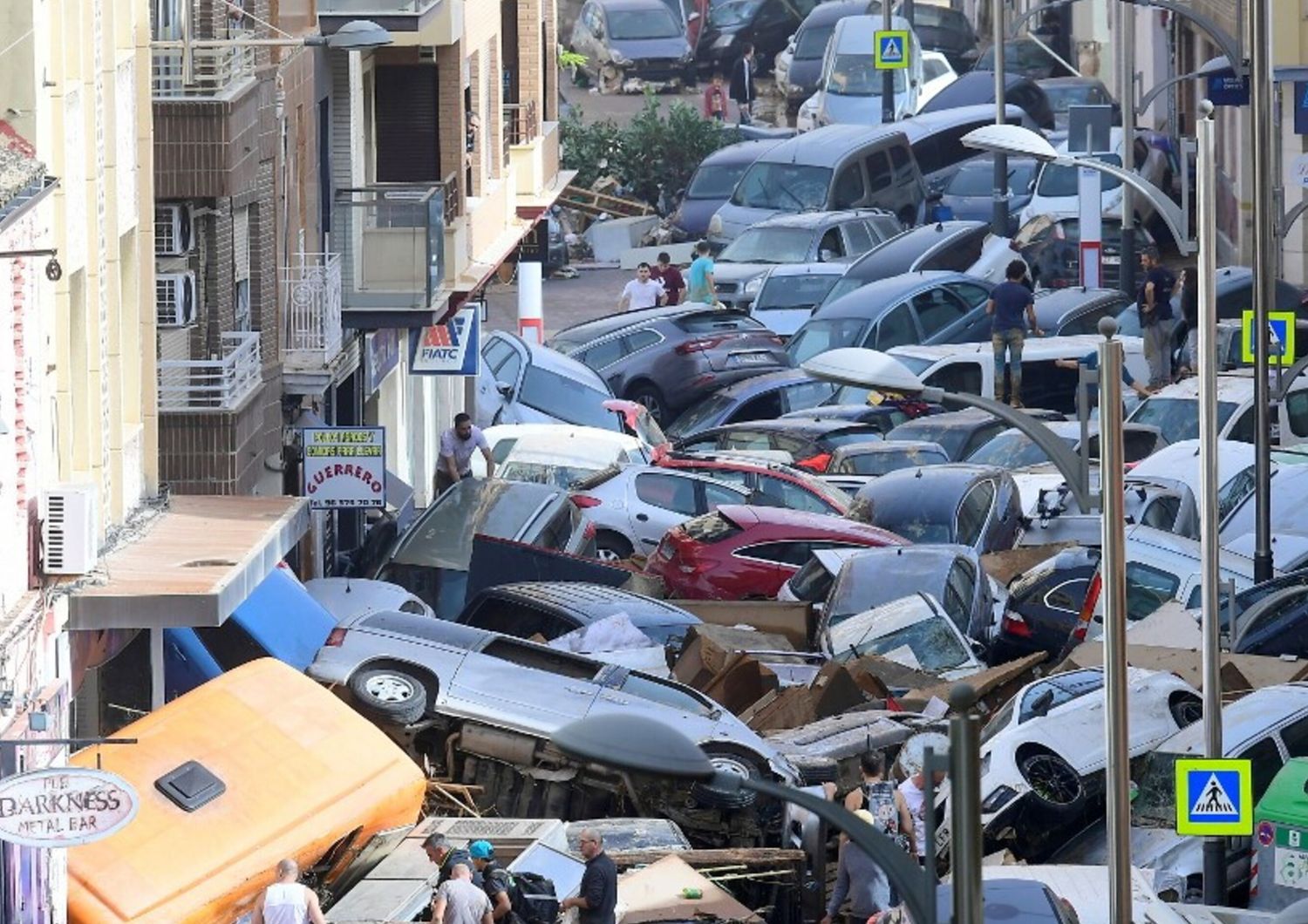 Alluvione a Valencia, il cimitero delle auto