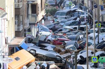 Alluvione a Valencia, il cimitero delle auto