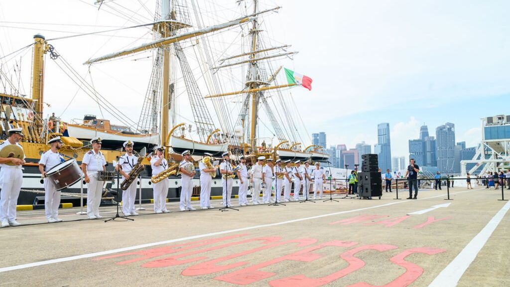 L'assalto alla nave più bella del mondo. La Vespucci lascia Singapore