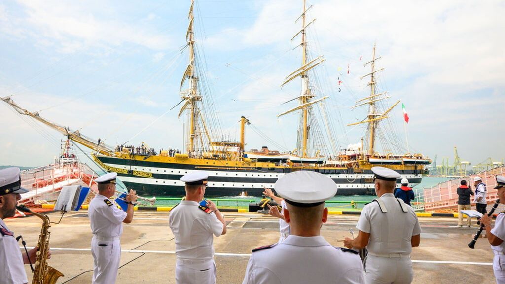 L'assalto alla nave più bella del mondo. La Vespucci lascia Singapore