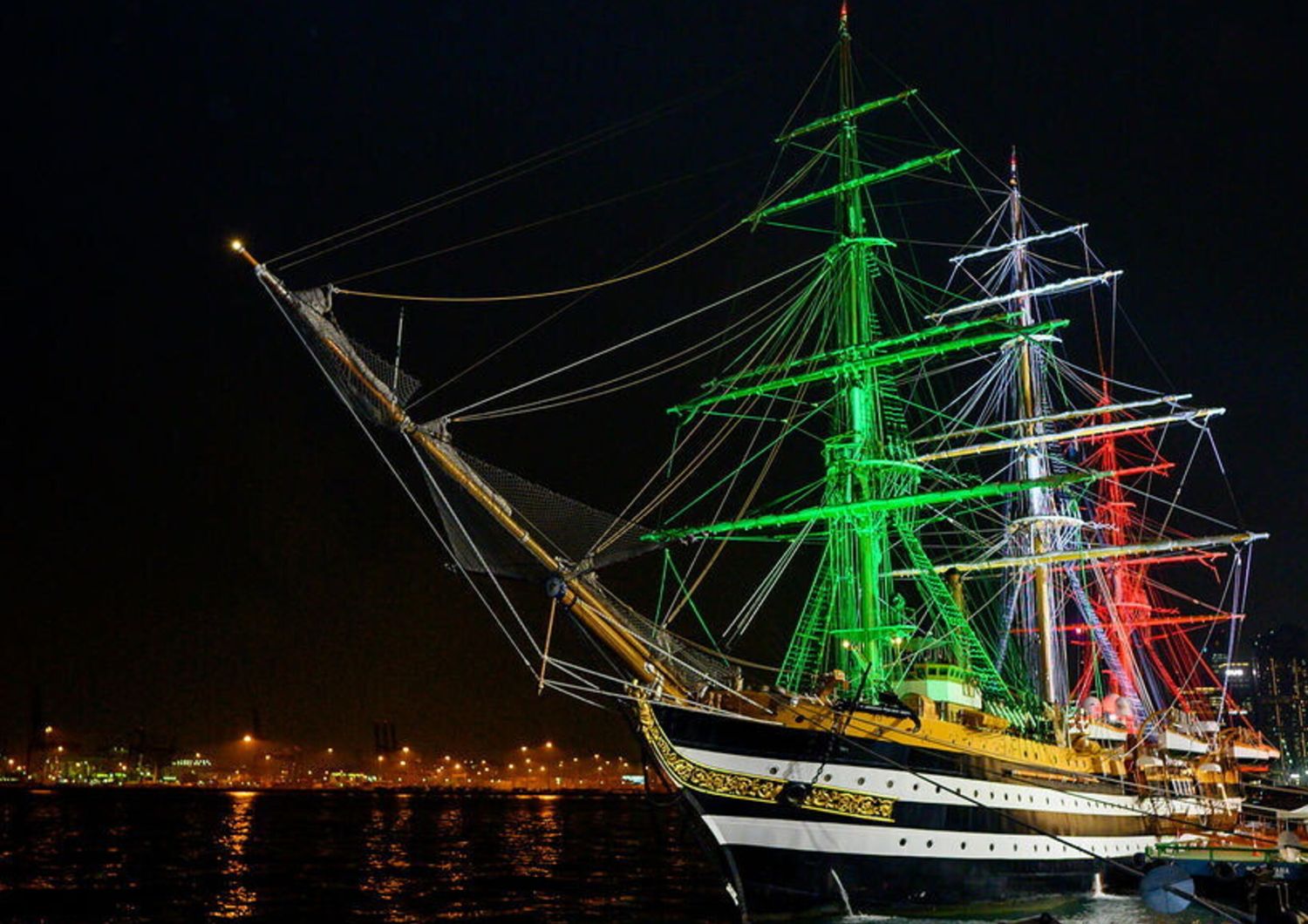 L'assalto alla nave più bella del mondo. La Vespucci lascia Singapore