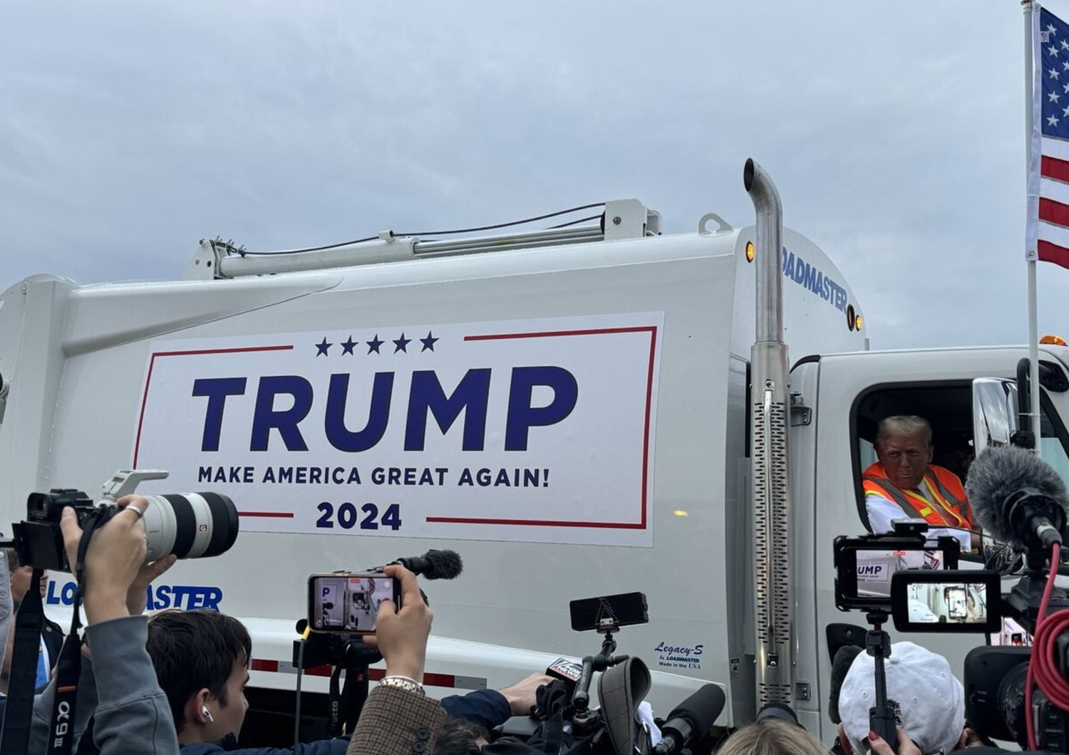 usa2024 donald trump sale su camion immondizia