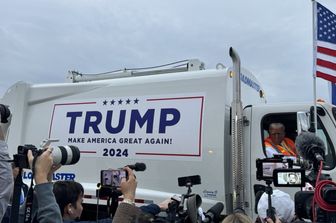 usa2024 donald trump sale su camion immondizia