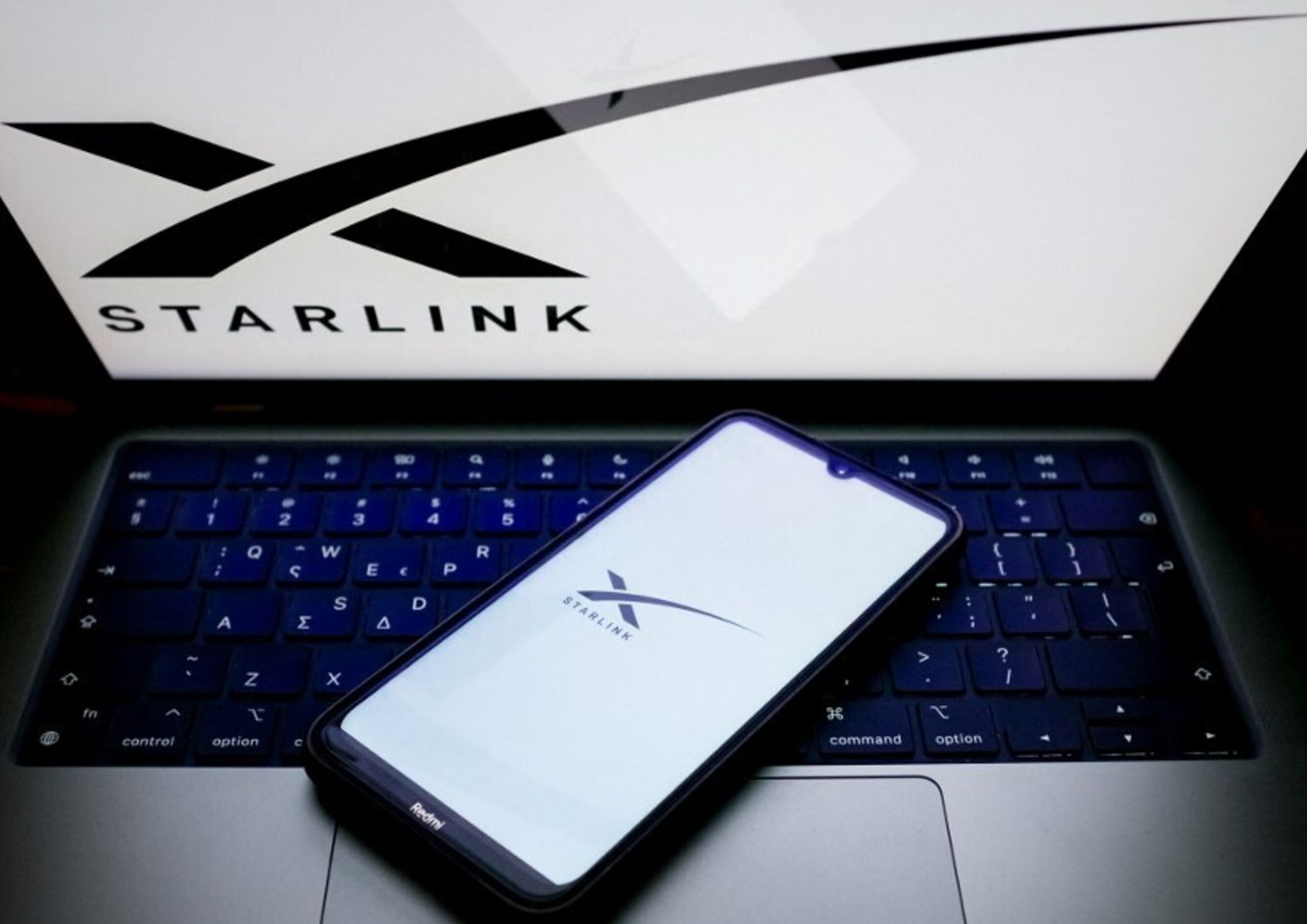 Il Logo di Starlink su un cellulare e al computer