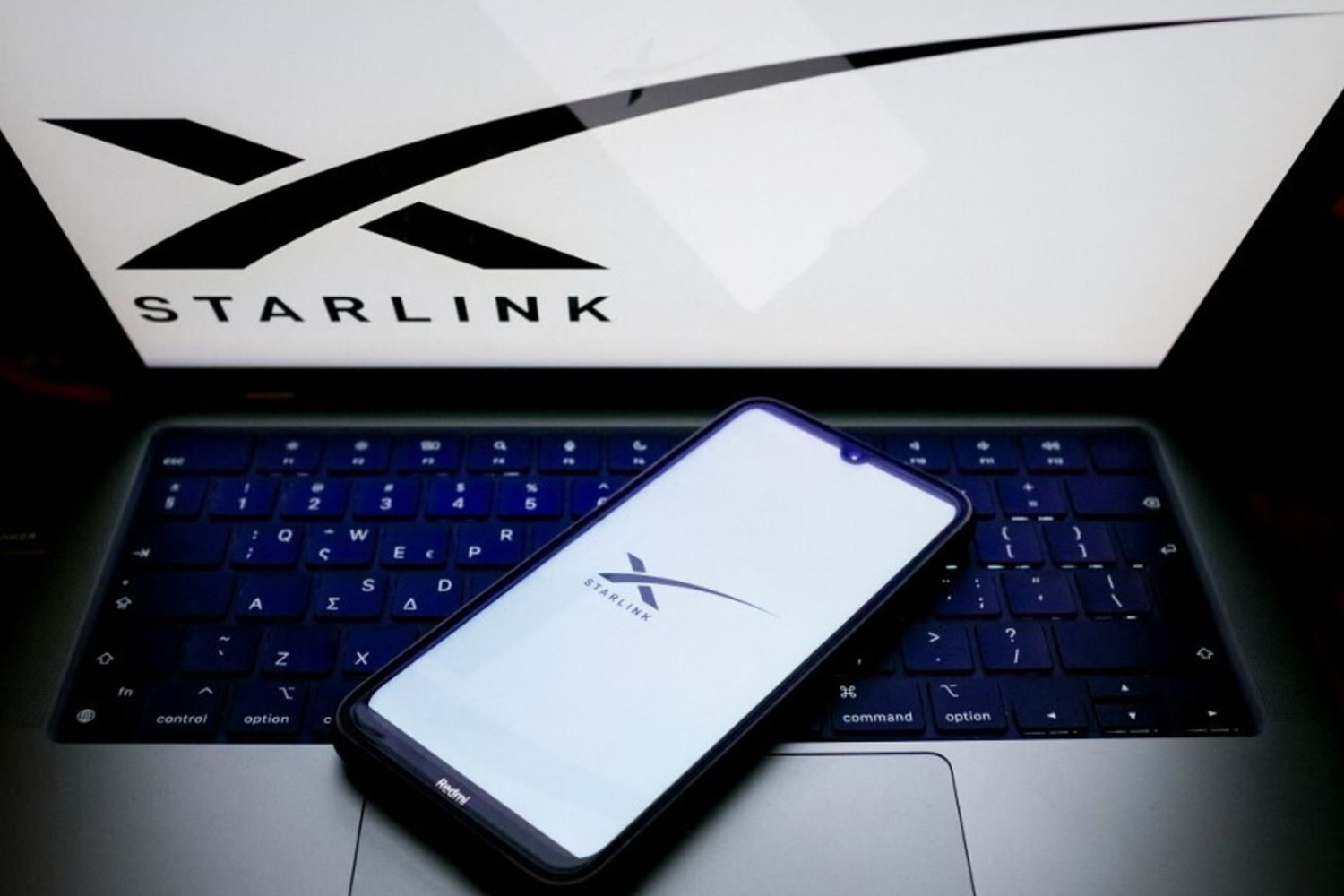 Il Logo di Starlink su un cellulare e al computer