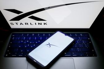 Le logo de Starlink affiché sur les écrans