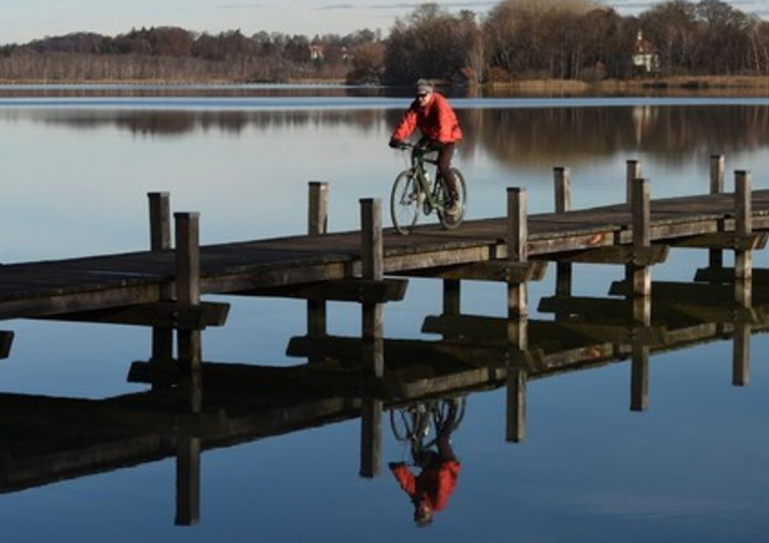 Un ciclista pedala su un ponte