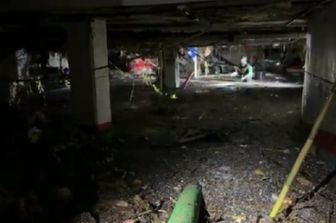 Nei garage &#39;alluvionati&#39; di Valencia tra un metro di fango e detriti