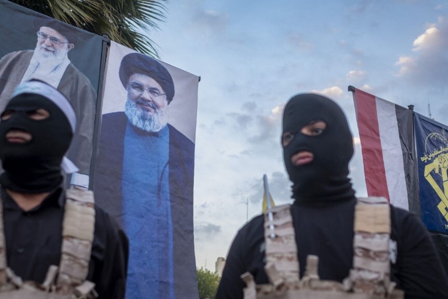 Guardie Rivoluzionarie iraniane sotto i ritratti della Guida Suprema Khamenei e leader di Hezbollah, Nasrallah