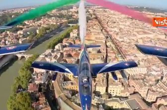 Il volo delle frecce tricolori visto dalla cabina di pilotaggio