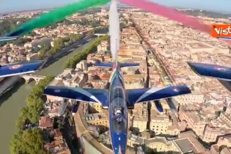 Il volo delle frecce tricolori visto dalla cabina di pilotaggio