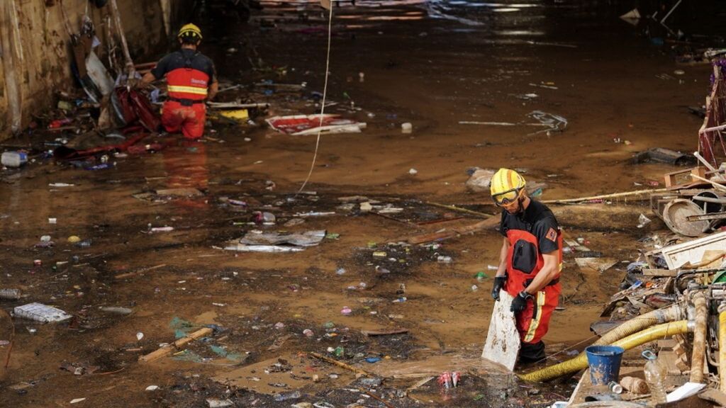 I vigili del fuoco cercano corpi tra i detriti