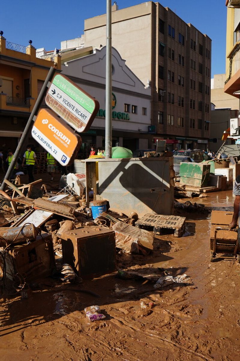 alluvione valencia si scava nel fango