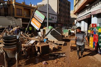 alluvione valencia si scava nel fango