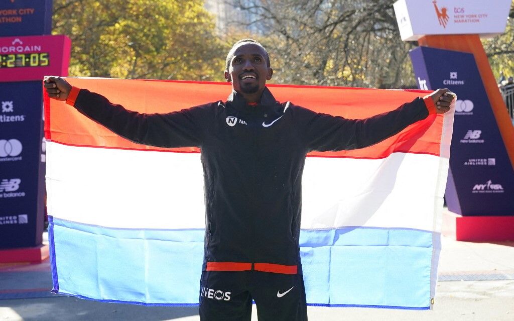 Abdi Nageeye dei Paesi Bassi festeggia la sua vittoria della divisione maschile durante la maratona di New York a New York