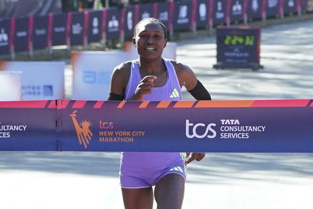 Sheila Chepkirui del Kenya taglia il traguardo per vincere la divisione femminile