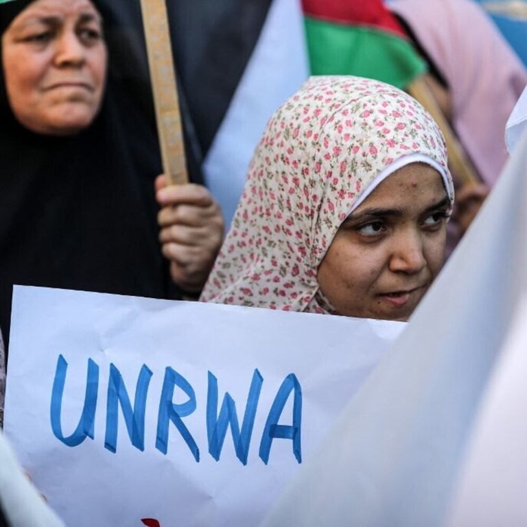 Una protesta davanti alla sede dell'Unrwa a Gaza