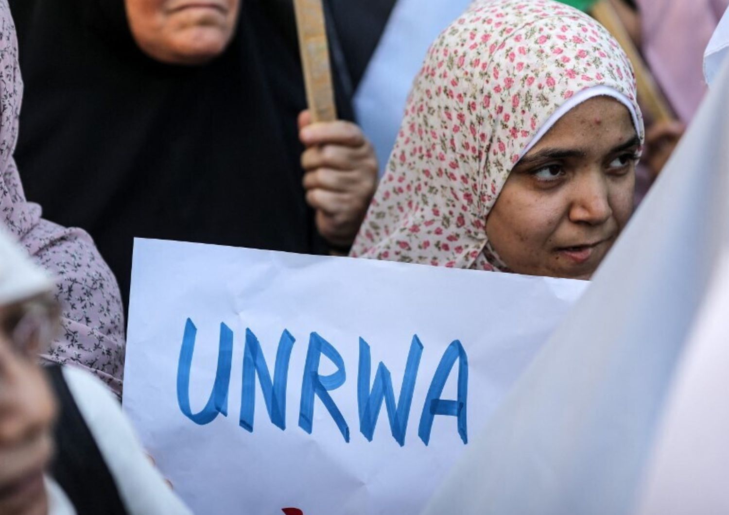 Una protesta davanti alla sede dell'Unrwa a Gaza