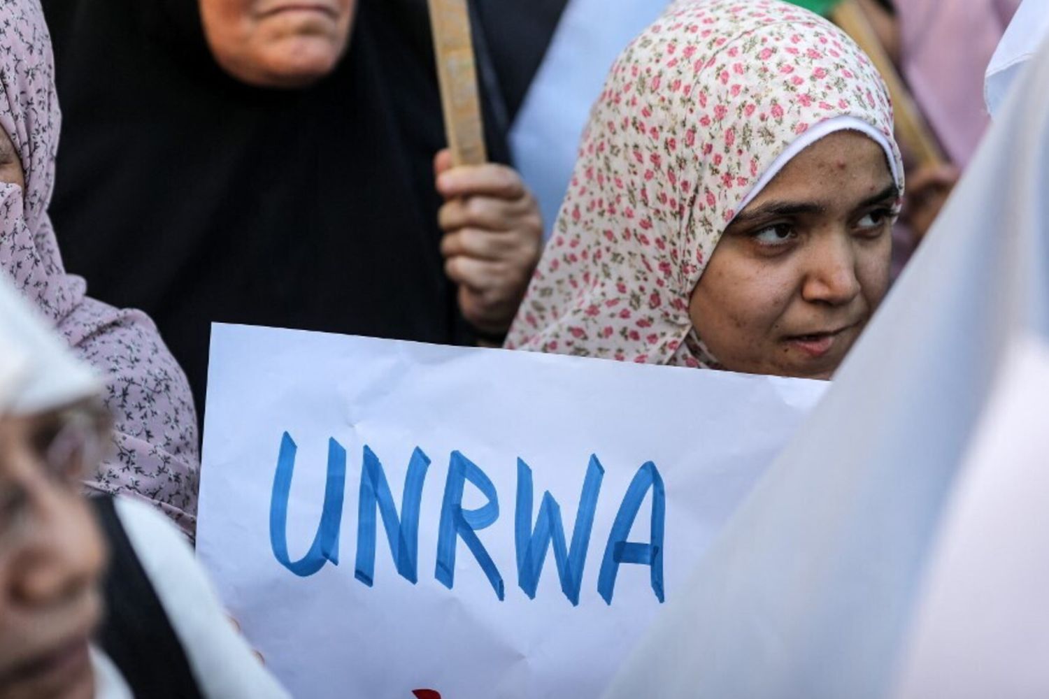 Una protesta davanti alla sede dell'Unrwa a Gaza