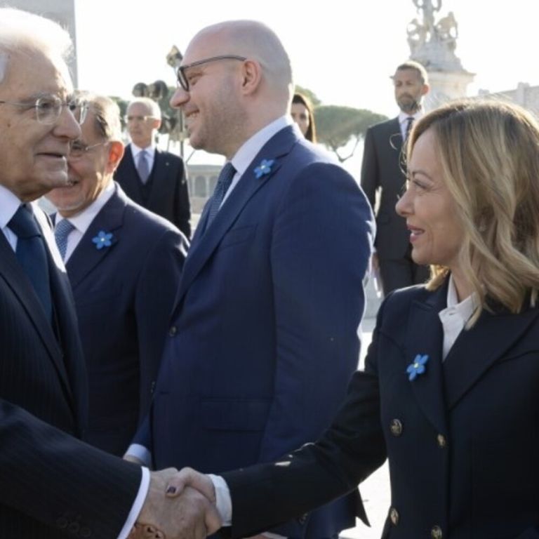 Sergio Mattarella e Giorgia Meloni all'Altare della Patria