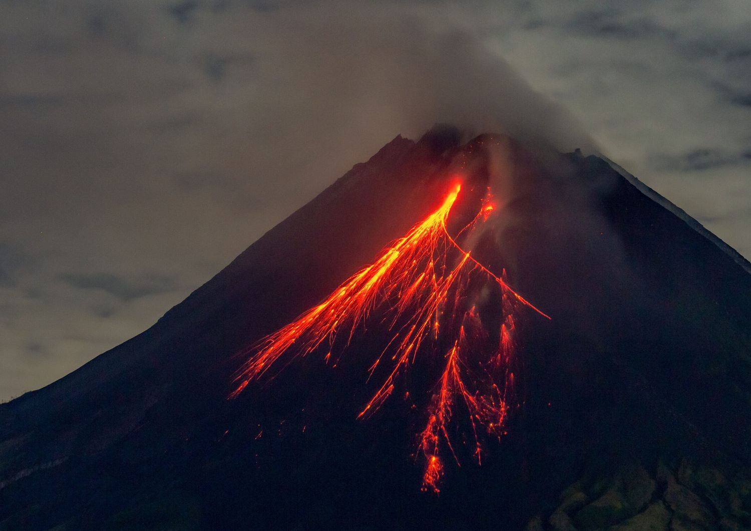 Eruzione vulcanica in Indonesia