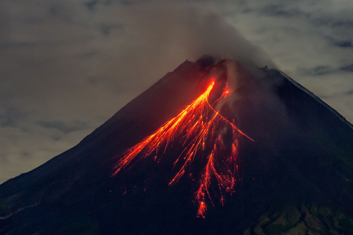Eruzione vulcanica in Indonesia