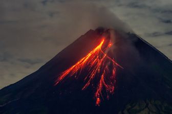 Eruzione vulcanica in Indonesia