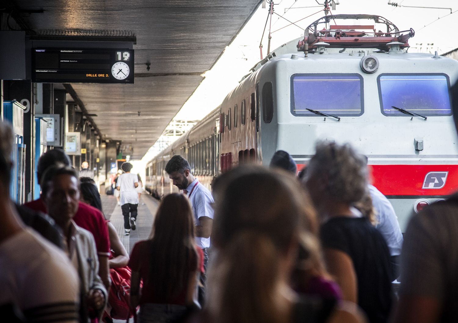 Controllore accoltellato sul treno. I sindacati proclamano 8 ore di sciopero. Appello del Garante, "sia solo simbolico"