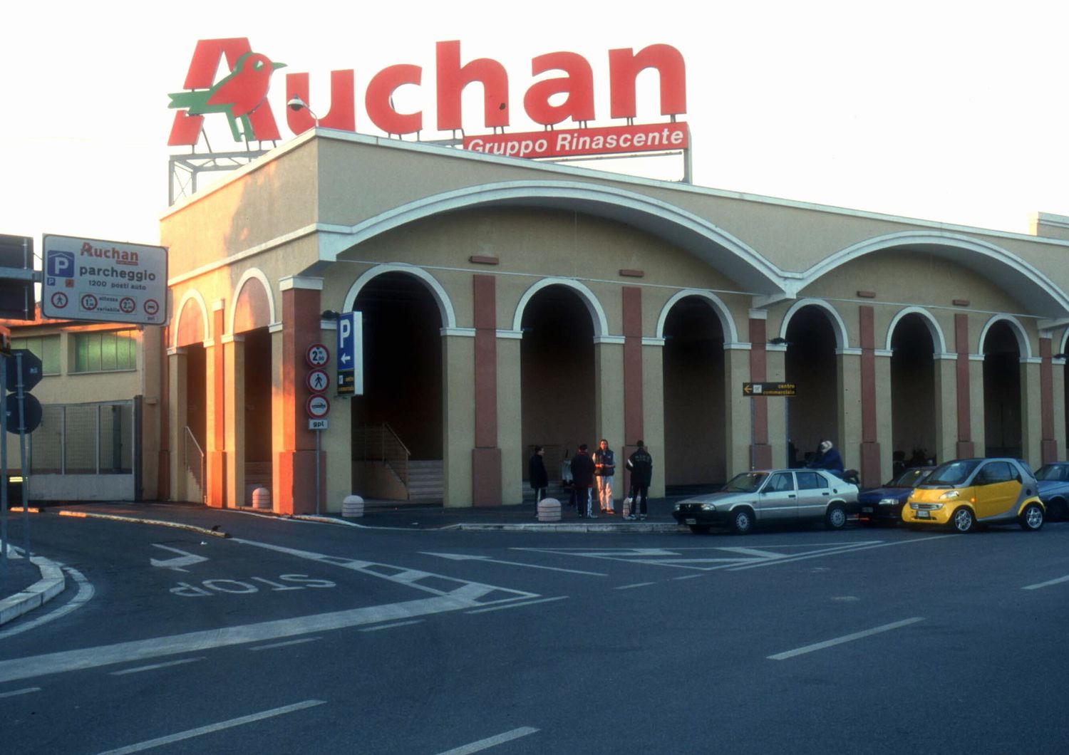 Crisi in Francia, Auchan taglia 2.389 posti di lavoro. E Michelin chiude due stabilimenti