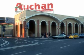 Crisi in Francia, Auchan taglia 2.389 posti di lavoro. E Michelin chiude due stabilimenti