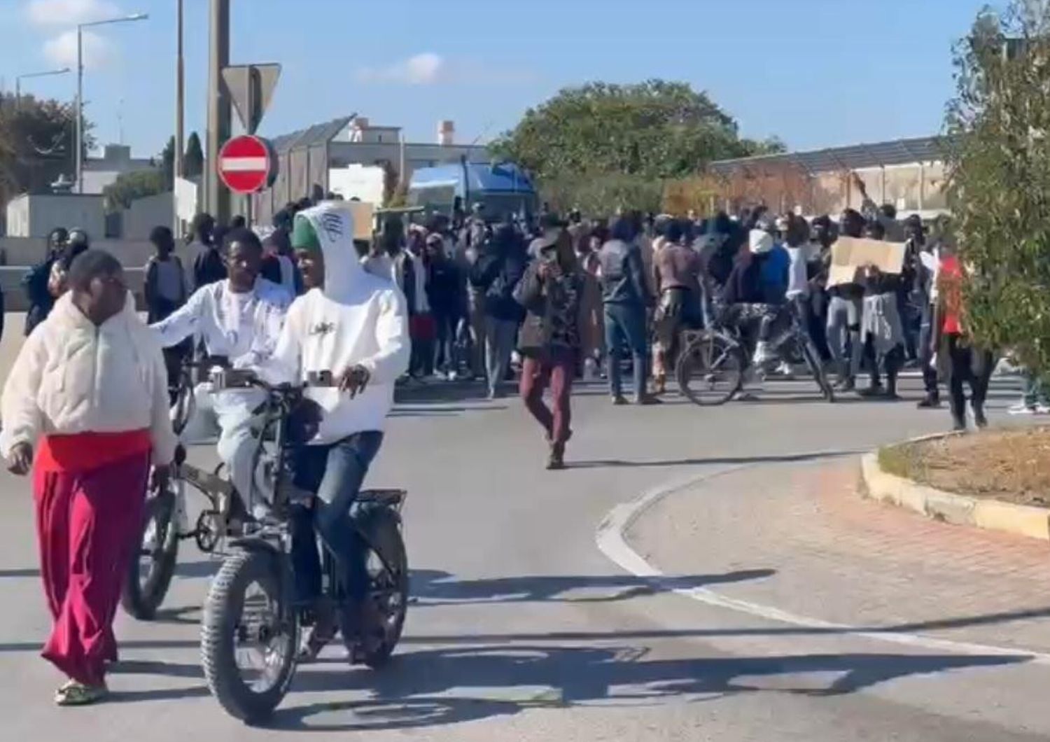 "Vogliamo migliori condizioni igieniche", in corteo i migranti del Cara di Bari