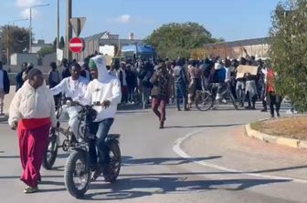 "Vogliamo migliori condizioni igieniche", in corteo i migranti del Cara di Bari