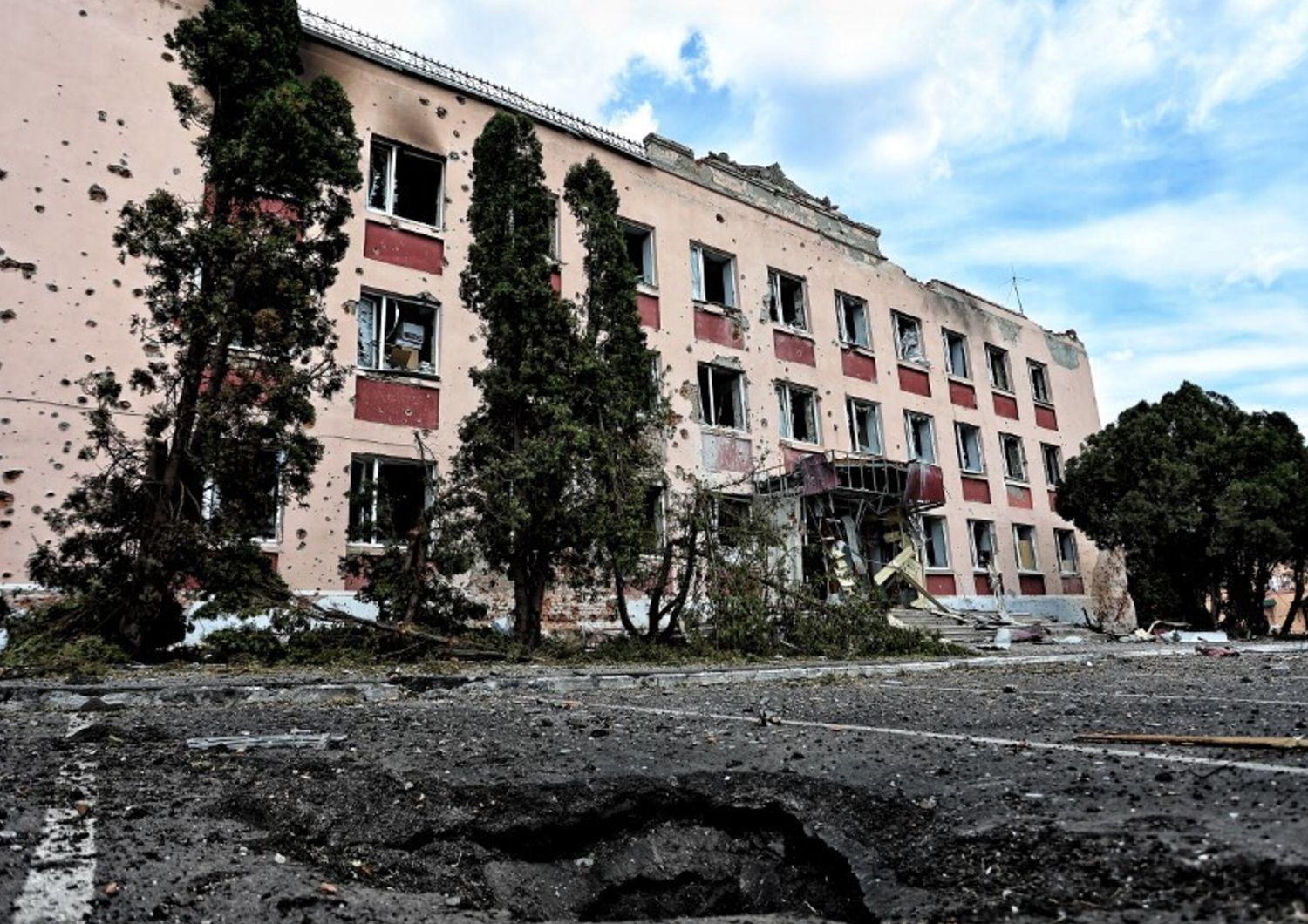 Un edificio colpito da proiettili nel Kursk