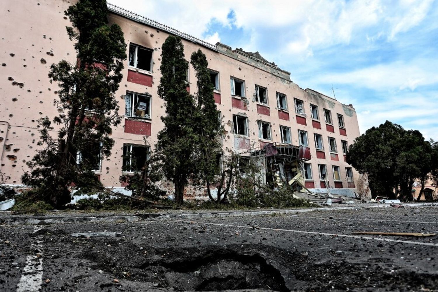 Un edificio colpito da proiettili nel Kursk