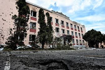 Un edificio colpito da proiettili nel Kursk