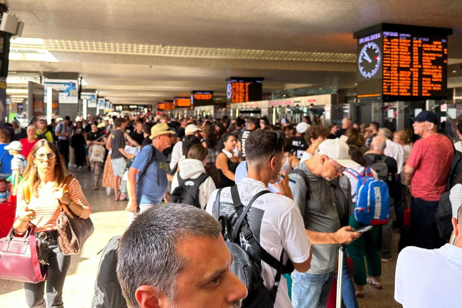 Viaggiatori in attesa di partire alla stazione Termini