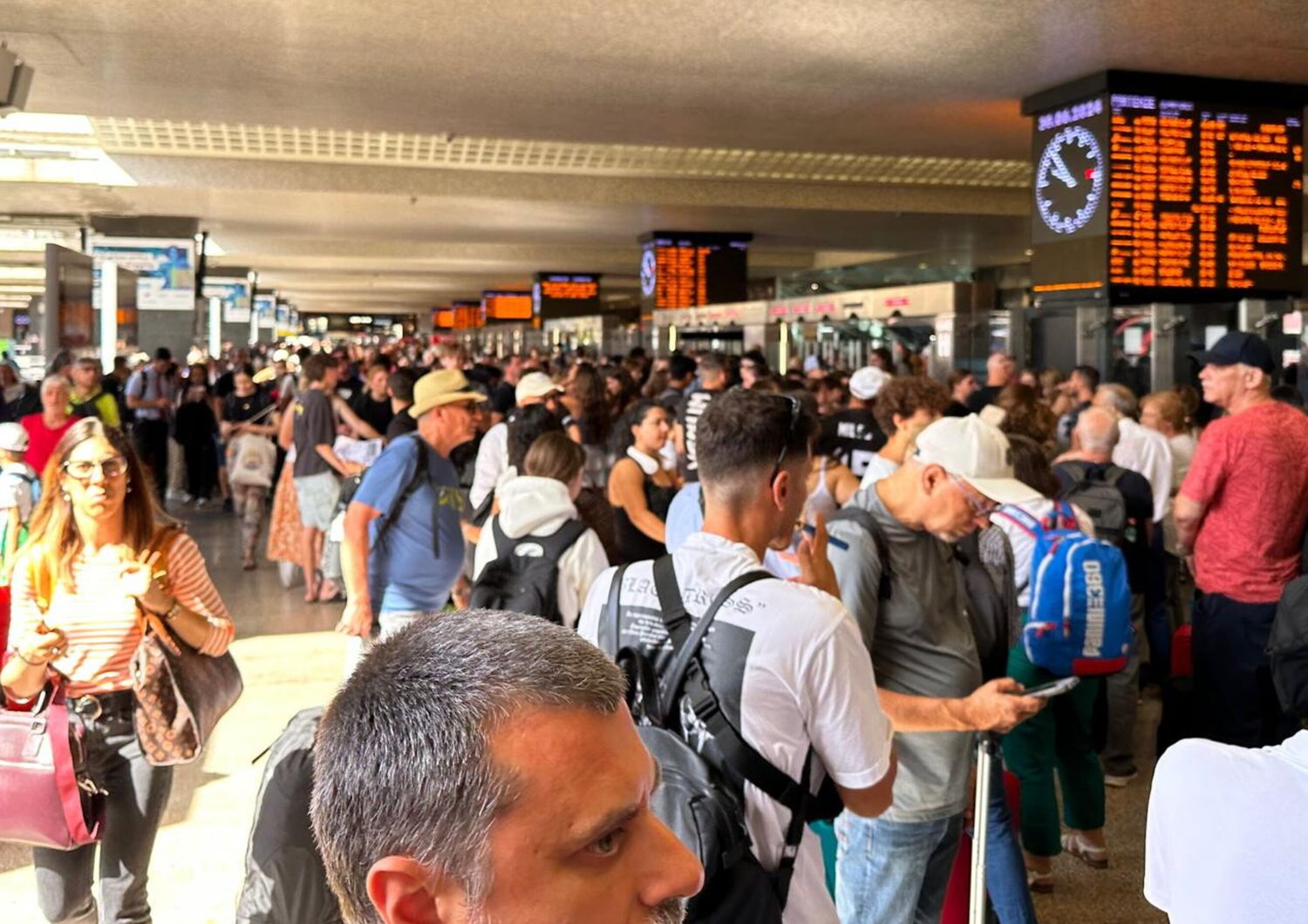 Viaggiatori in attesa di partire alla stazione Termini