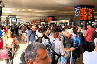 Viaggiatori in attesa di partire alla stazione Termini