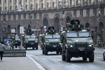 Mezzi dell'esercito ucraino nel centro di Kiev