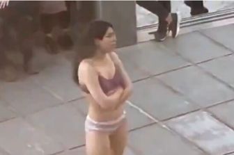 La ragazza che si &egrave; spogliata a Teheran &egrave; stata trasferita in un centro specializzato (VIDEO)