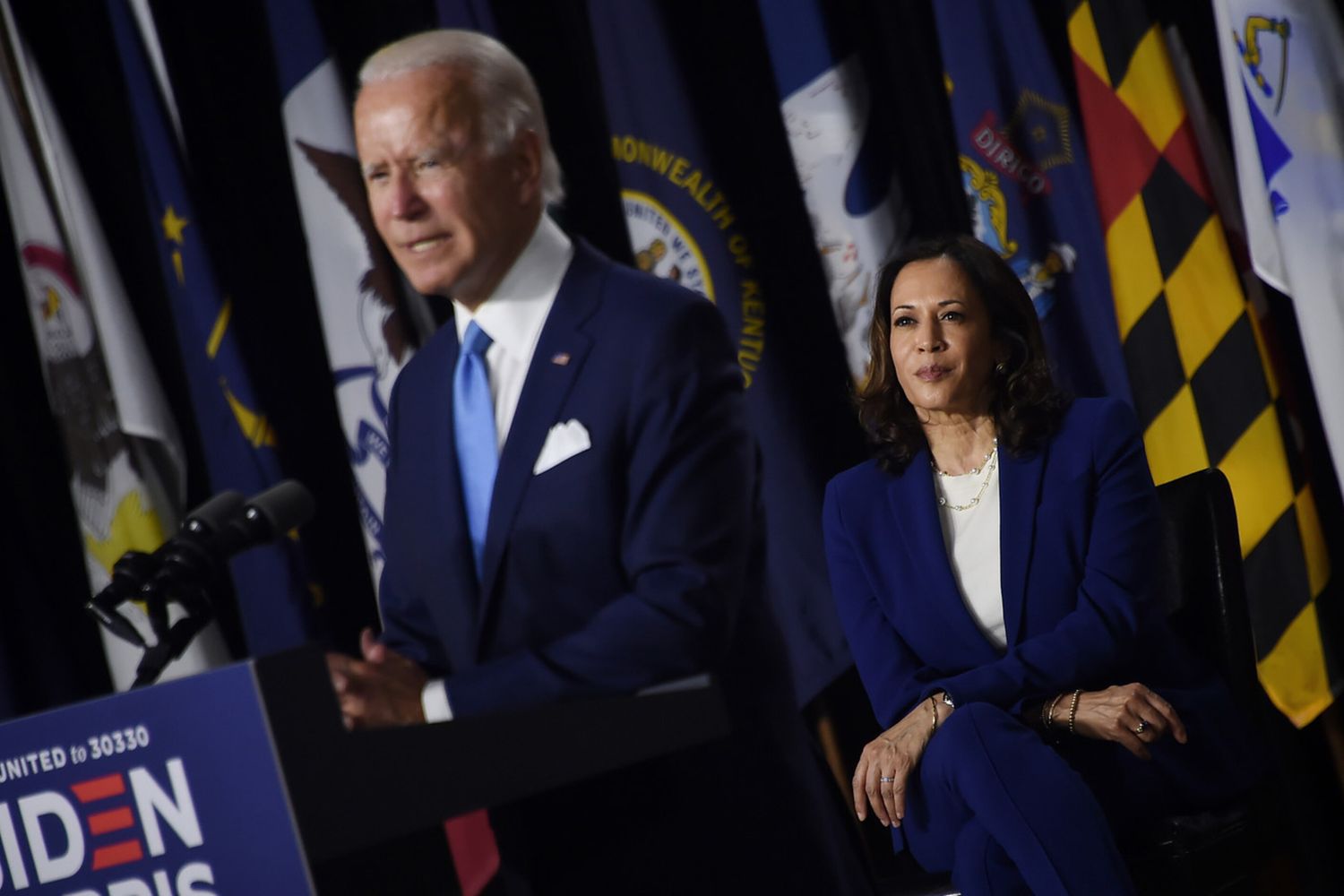 Adesso lo staff di Kamala dà la colpa a Biden, "ha aspettato troppo"
