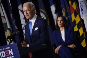 Adesso lo staff di Kamala dà la colpa a Biden, "ha aspettato troppo"