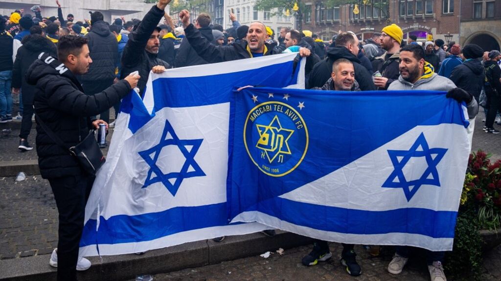 Tifosi israeliani aggrediti ad Amsterdam da un gruppo filopalestinese. Netanyahu invia due aerei di soccorso