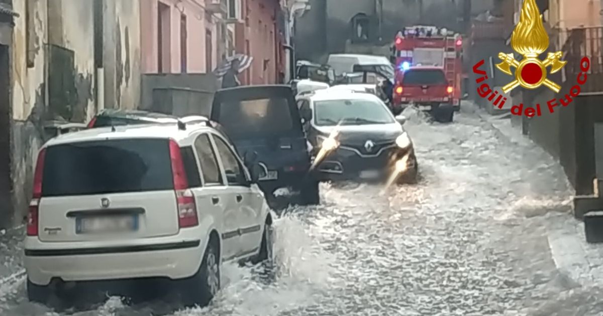 Esonda un torrente nel Catanese, evacuato un supermercato