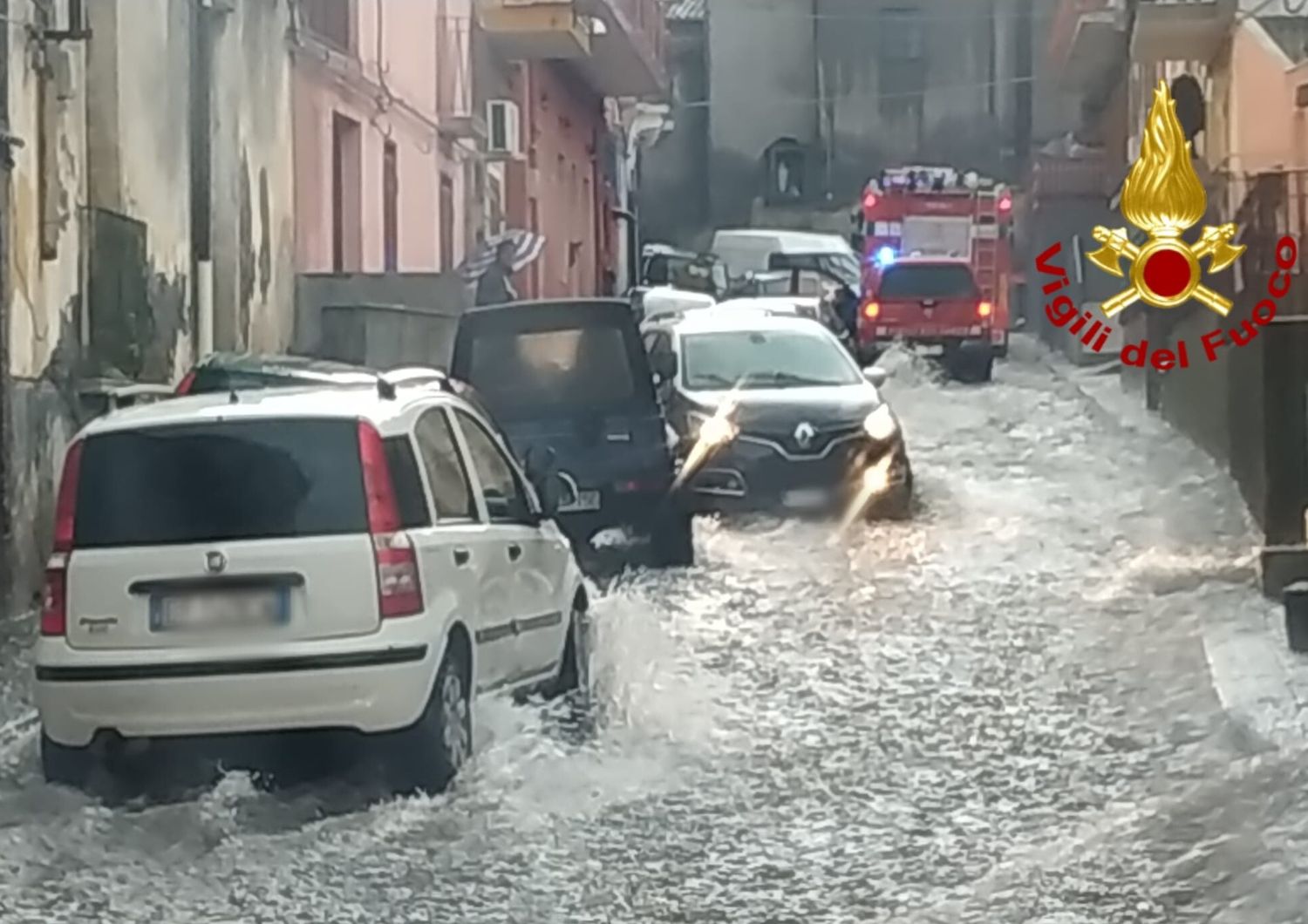 esonda torrente catania maltempo evacuato supermercato