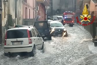 esonda torrente catania maltempo evacuato supermercato